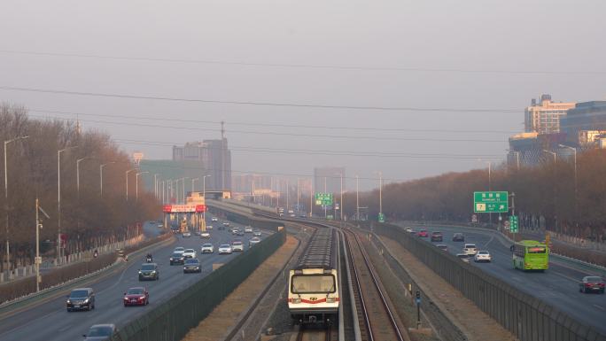 北京城市行驶中的地铁车流空气污染雾霾