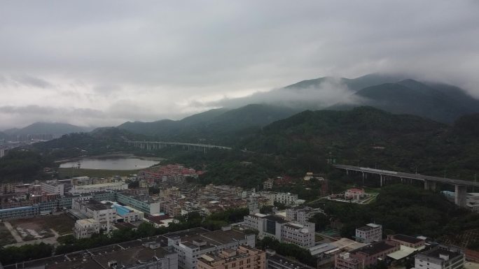 广东东莞：春雨过后，群山之间云雾缭绕