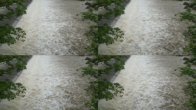洪水来袭  大坝决堤