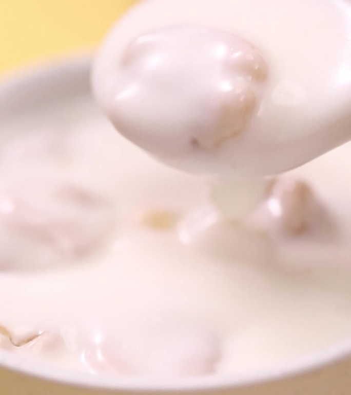 核桃仁掉入酸奶中