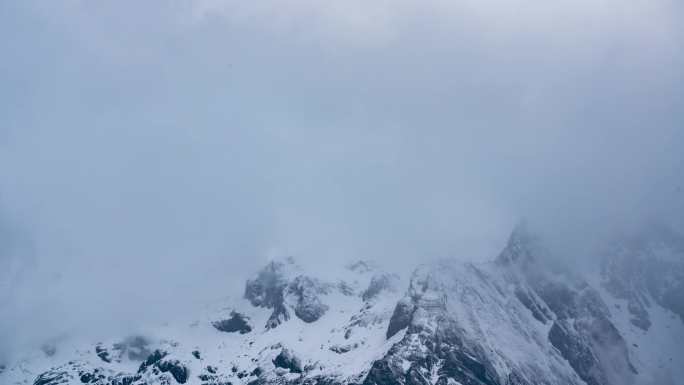 云雾缭绕的雪山