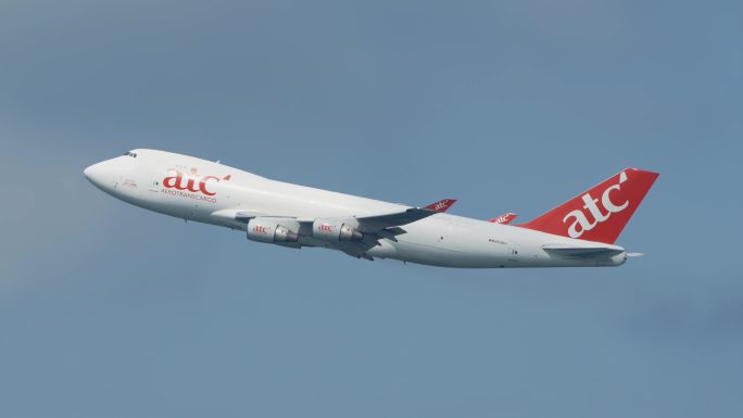 两架波音747货机在香港国际机场震撼起飞