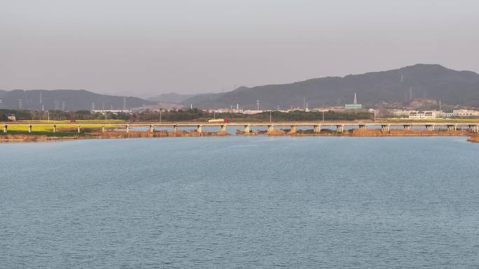 浙江绍兴诸暨高湖湿地绍诸高速春天水面油菜