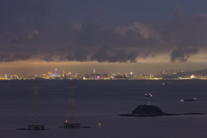 夜晚从深圳拍摄珠江口对岸的珠海和澳门夜景