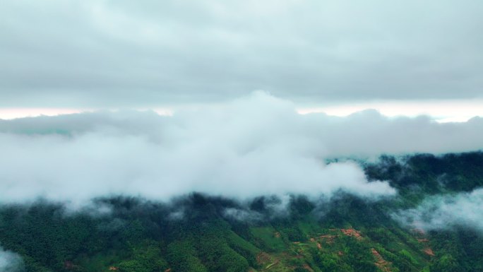 航拍安徽黄山休宁金龙山春雨云海风光4K