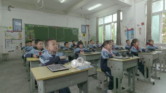 乡村小学生头戴耳机听英语IPAD平等教育