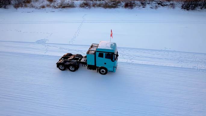 航拍汽车电车河面冰面大雪