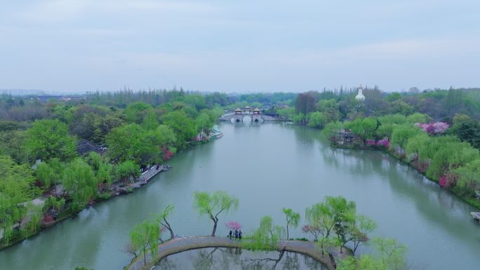 航拍烟雨江南扬州瘦西湖风景区