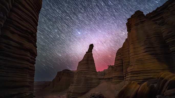 戈壁雅丹的星空星轨延时