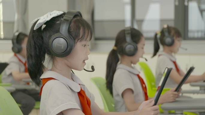 小学生戴耳机平板课互动智慧教室数字校园
