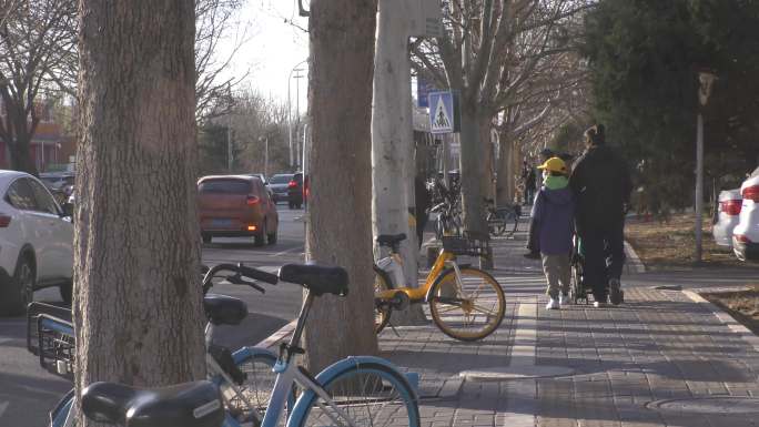 春天过马路打工城市早晨交通骑车送孩子上学