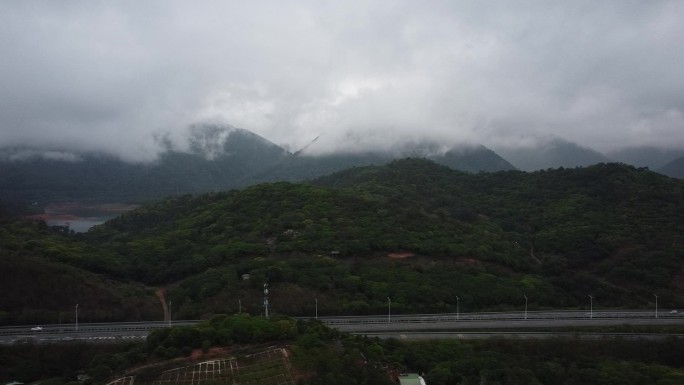 广东东莞：春雨过后，群山之间云雾缭绕