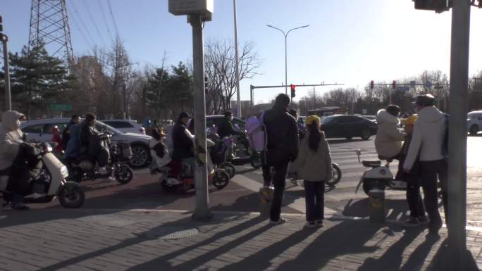 骑行上班车流街景行人城市清晨清晨等待的人