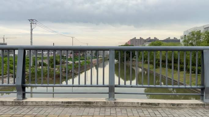 4K原创 桥面上的铁栏杆