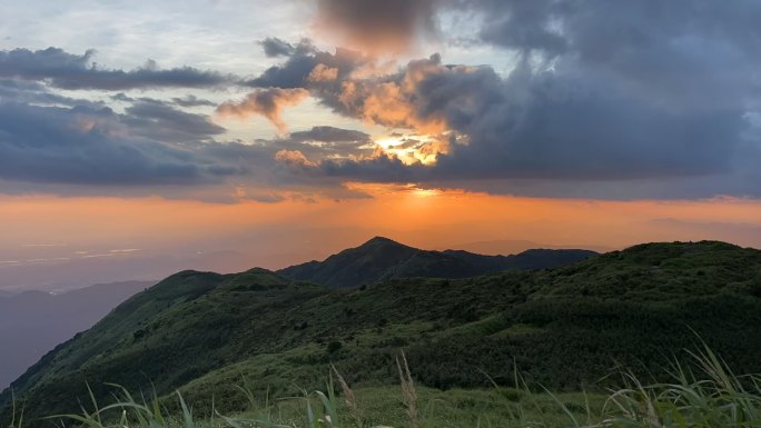 山顶日落 山顶草原日落。日落云海