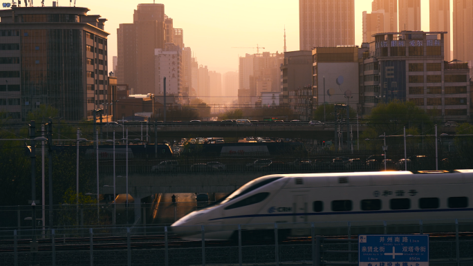 【4K】黄昏绿皮火车复兴号动车穿过城市