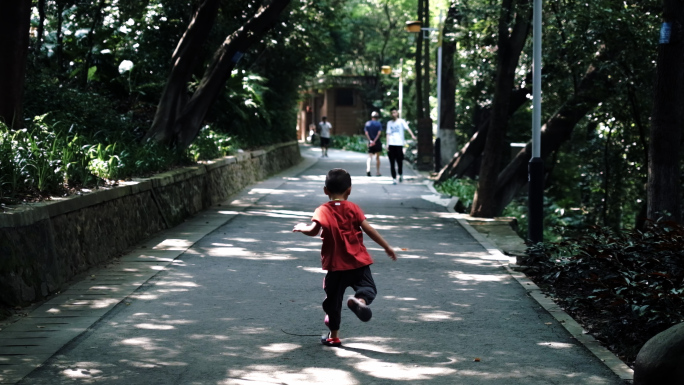 小朋友公园行走背影 奔跑背影