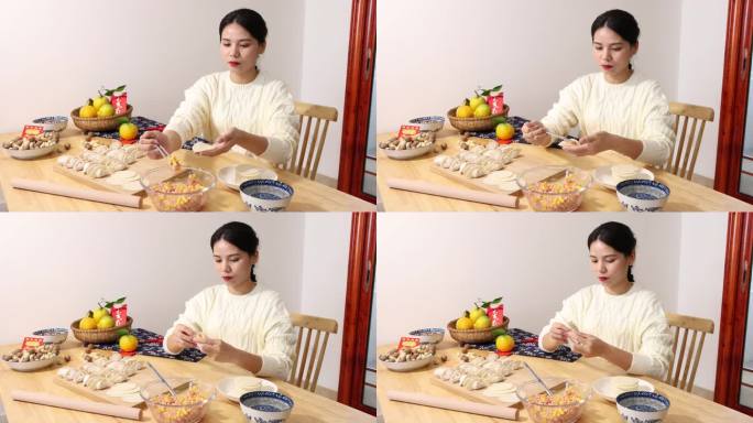 【4k】春节一名中国女性在家包饺子