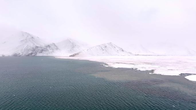 新疆喀拉库里湖喀湖下雪天航拍