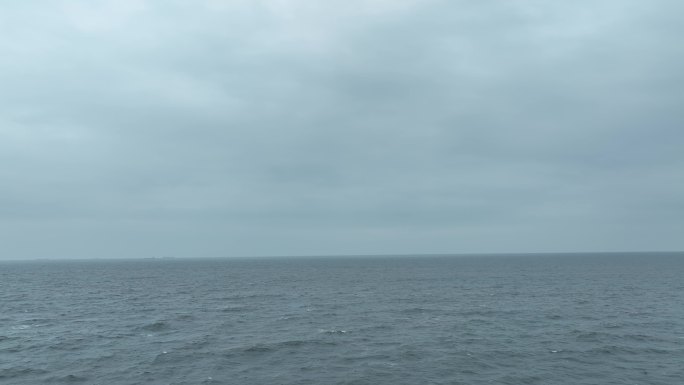 阴天大海航拍海面飞行海平面飞越大海下雨天