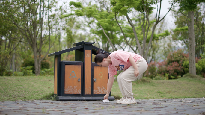公园随手捡垃圾扔进垃圾桶4k高清实拍