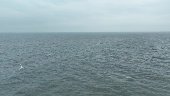 阴天大海航拍海面飞行海平面飞越大海下雨天