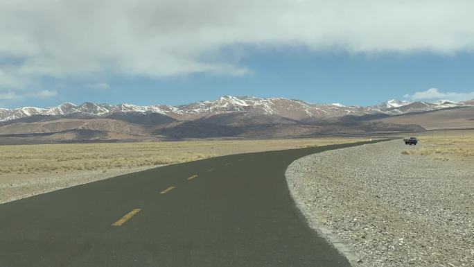 自驾车行驶在西藏阿219国道，雪山，道路