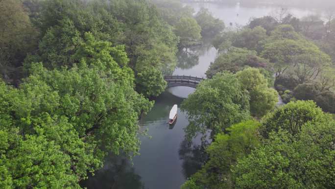 航拍杭州西湖手划船
