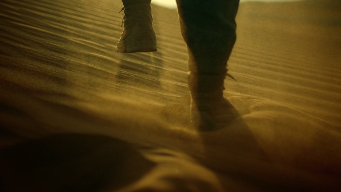 沙漠中行走 脚步