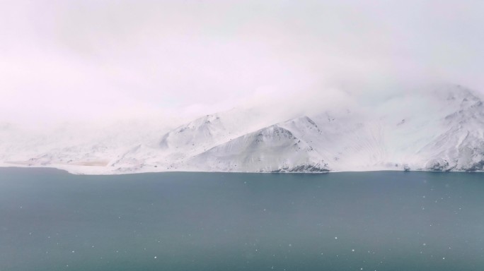 新疆喀拉库里湖喀湖下雪天航拍