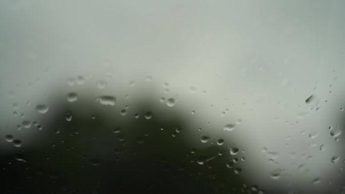 下雨天窗户外风景雨滴滴落在窗户雨水车窗外