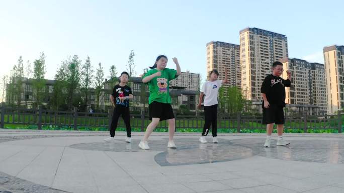 一群青少年公园街舞动感儿童 朝气现代化