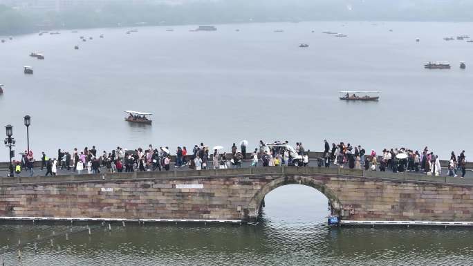 雨中西湖断桥航拍