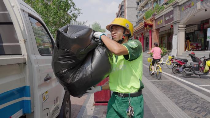 环卫工人打扫街道