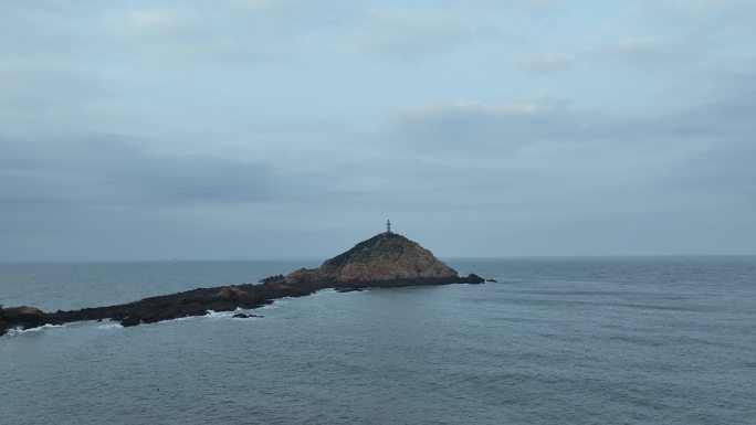 阴天海岛航拍大海岛屿乌云海洋下雨天海岸线