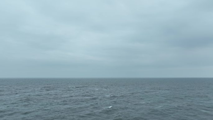 阴天大海航拍海面飞行海平面飞越大海下雨天