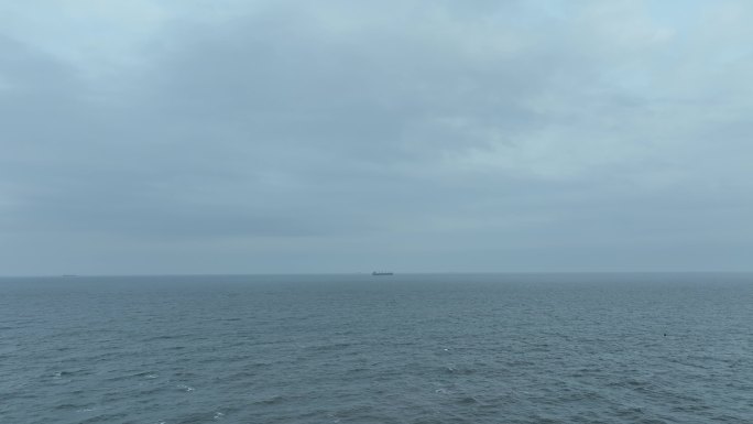 阴天大海航拍海面飞行海平面飞越大海下雨天