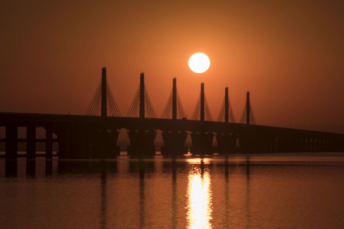 太阳穿过乌海湖大桥延时