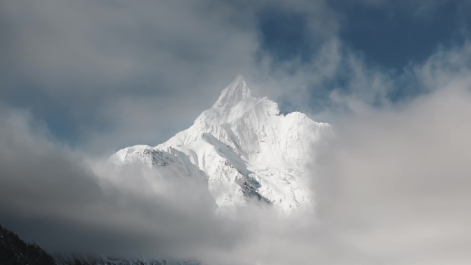 云雾间的雪山 神女峰