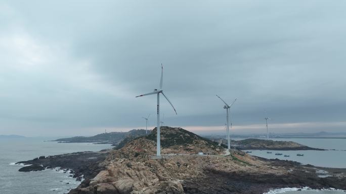 阴天海岛航拍大海岛屿乌云海洋下雨天海岸线