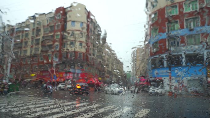 下雨天车窗外街景雨天道路交通车流窗户风景