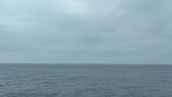 阴天大海航拍海面飞行海平面飞越大海下雨天