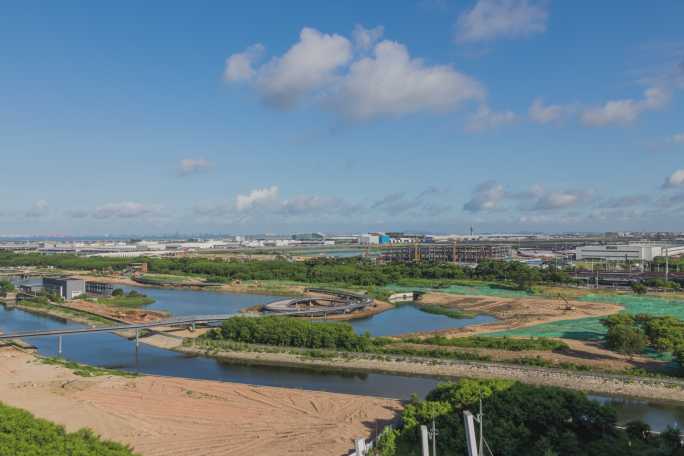 深圳机场和湿地公园建设延时摄影蓝天白云