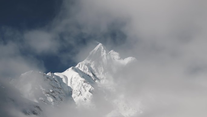 云雾间的雪山 神女峰