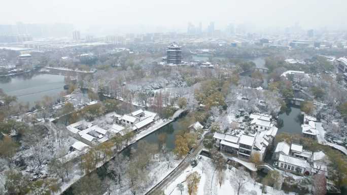 4K济南大明湖雪景超然楼地标航拍