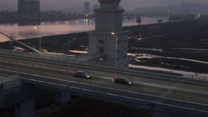 清晨两辆汽车在大桥上行驶