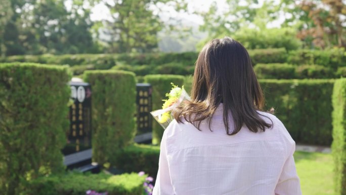 祭奠烈士 陵园向先烈敬献鲜花