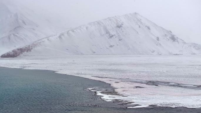 新疆喀拉库里湖喀湖下雪天航拍