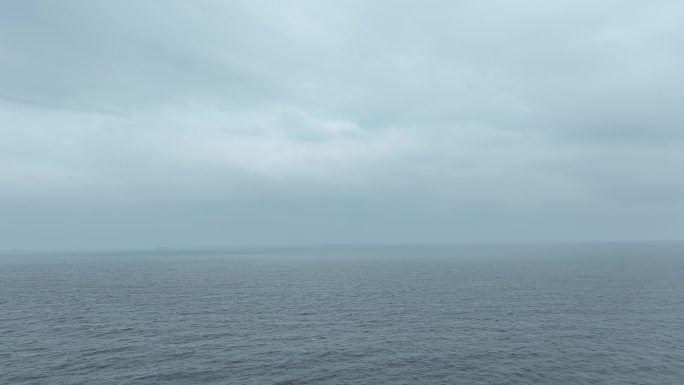 阴天大海航拍海面飞行海平面飞越大海下雨天