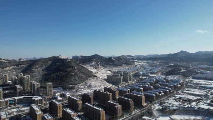 4K济南冬天住房山丘积雪雪景航拍视频